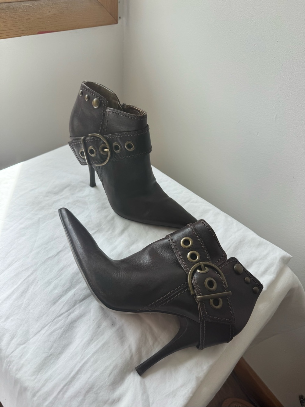 Carlos by Carlos Santana Dark Brown Buckle Pointed Toe Heeled Ankle Boots Size 8